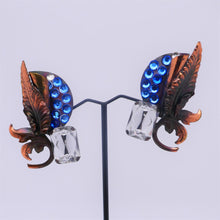 Afbeelding in Gallery-weergave laden, Boucles d'oreilles vintage blanches et bleues Le charme des violettes - Brocante en ligne