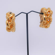 Charger l'image dans la galerie, Boucles d'oreilles clips vintage anneau tressé en métal doré Le charme des violettes - Brocante en ligne