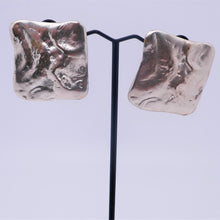 Afbeelding in Gallery-weergave laden, Boucles d'oreilles clips argentées design années '80 Le charme des violettes - Brocante en ligne