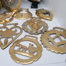 Charger l'image dans la galerie, Collection de 17 médaillons "Horse Brasses" en laiton doré vintage