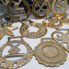 Charger l'image dans la galerie, Collection de 17 médaillons "Horse Brasses" en laiton doré vintage