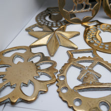 Charger l'image dans la galerie, Collection de 17 médaillons "Horse Brasses" en laiton doré vintage