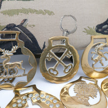 Charger l'image dans la galerie, Collection de 17 médaillons "Horse Brasses" en laiton doré vintage