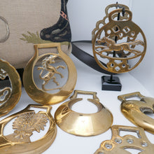 Charger l'image dans la galerie, Collection de 17 médaillons "Horse Brasses" en laiton doré vintage