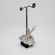 Afbeelding in Gallery-weergave laden, Frederick Massingham DBH. "Ballerina" broche van massief zilver. 1948.