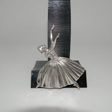 Afbeelding in Gallery-weergave laden, Frederick Massingham DBH. "Ballerina" broche van massief zilver. 1948.