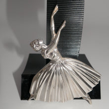 Afbeelding in Gallery-weergave laden, Frederick Massingham DBH. "Ballerina" broche van massief zilver. 1948.