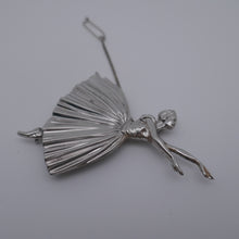 Afbeelding in Gallery-weergave laden, Frederick Massingham DBH. "Ballerina" broche van massief zilver. 1948.