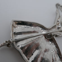 Afbeelding in Gallery-weergave laden, Frederick Massingham DBH. "Ballerina" broche van massief zilver. 1948.