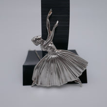 Afbeelding in Gallery-weergave laden, Frederick Massingham DBH. "Ballerina" broche van massief zilver. 1948.