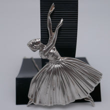 Afbeelding in Gallery-weergave laden, Frederick Massingham DBH. "Ballerina" broche van massief zilver. 1948.