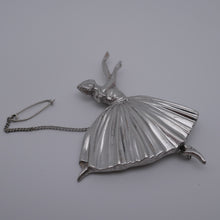 Afbeelding in Gallery-weergave laden, Frederick Massingham DBH. "Ballerina" broche van massief zilver. 1948.