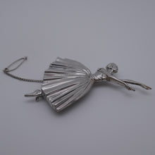 Afbeelding in Gallery-weergave laden, Frederick Massingham DBH. "Ballerina" broche van massief zilver. 1948.