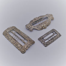 Afbeelding in Gallery-weergave laden, Set van 3 zilveren metalen riemgespen, eind 19e eeuw, begin 20e eeuw