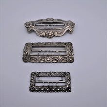 Afbeelding in Gallery-weergave laden, Set van 3 zilveren metalen riemgespen, eind 19e eeuw, begin 20e eeuw