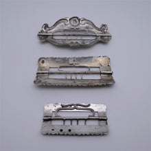 Afbeelding in Gallery-weergave laden, Set van 3 zilveren metalen riemgespen, eind 19e eeuw, begin 20e eeuw