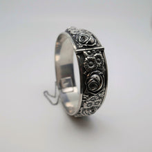 Charger l'image dans la galerie, ELLDEE. Bracelet aux roses en argent 835, années 1940