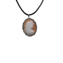 Afbeelding in Gallery-weergave laden, Schelp-camee-hangende broche die de God Apollo voorstelt met gelauwerd hoofd, in een 800/1000 zilveren zetting bezet met marcasieten, begin 20e eeuw