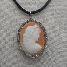 Afbeelding in Gallery-weergave laden, Schelp-camee-hangende broche die de God Apollo voorstelt met gelauwerd hoofd, in een 800/1000 zilveren zetting bezet met marcasieten, begin 20e eeuw