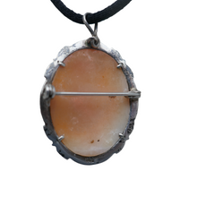 Afbeelding in Gallery-weergave laden, Schelp-camee-hangende broche die de God Apollo voorstelt met gelauwerd hoofd, in een 800/1000 zilveren zetting bezet met marcasieten, begin 20e eeuw