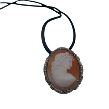 Afbeelding in Gallery-weergave laden, Schelp-camee-hangende broche die de God Apollo voorstelt met gelauwerd hoofd, in een 800/1000 zilveren zetting bezet met marcasieten, begin 20e eeuw