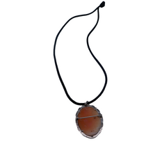 Afbeelding in Gallery-weergave laden, Schelp-camee-hangende broche die de God Apollo voorstelt met gelauwerd hoofd, in een 800/1000 zilveren zetting bezet met marcasieten, begin 20e eeuw