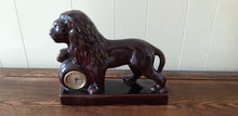 Afbeelding in Gallery-weergave laden, S&G, Scheurich & Greulich. Pendule lion vintage en céramique allemande Le charme des violettes - Brocante en ligne