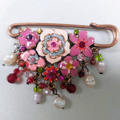 Broche vintage en métal, émail et perles Le charme des violettes - Brocante en ligne