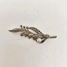 Load image into Gallery viewer, Broche Art déco brin de muguet en argent 835, marcassites et perle véritable, années 1930
