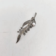 Load image into Gallery viewer, Broche Art déco brin de muguet en argent 835, marcassites et perle véritable, années 1930
