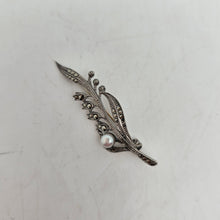 Load image into Gallery viewer, Broche Art déco brin de muguet en argent 835, marcassites et perle véritable, années 1930
