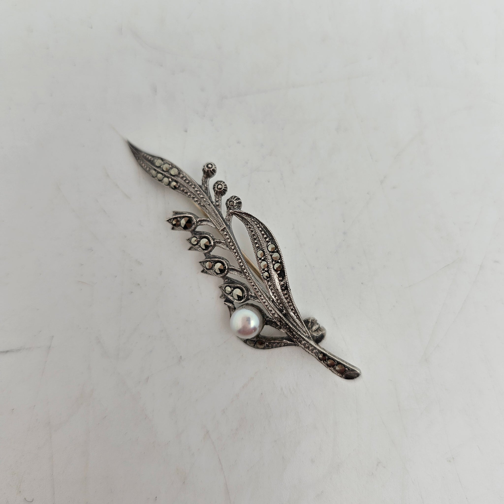 Broche Art déco en argent 835 sertie de marcassites, années Broche Art déco en argent 835 sertie de marcassites, années