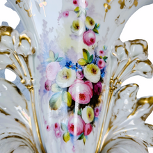Charger l&#39;image dans la galerie, Andenne. Grand vase de mariée en porcelaine, XIXème siècle
