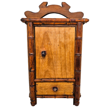 Petite armoire de poupée en bois – Style faux bambou, vers 1900 Le Charme des Violettes - Brocante en ligne