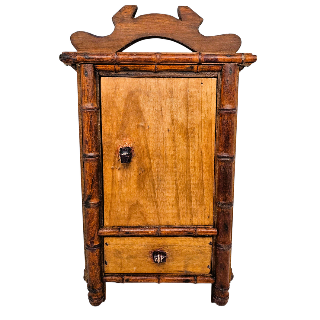 Petite armoire de poupée en bois – Style faux bambou, vers 1900 Le Charme des Violettes - Brocante en ligne