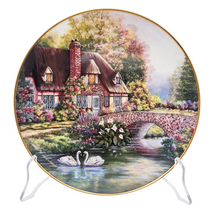 Load image into Gallery viewer, Assiette Franklin Mint – &quot;Cottage at Meadowgate&quot; par Violet L. Schwenig – années 1970-1990 Le Charme des Violettes - Brocante en ligne
