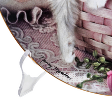 Load image into Gallery viewer, Assiette Franklin Mint &quot;Just Hanging Out&quot; par Nancy Matthews, Edition limitée, années 1970-1990 Le Charme des Violettes - Brocante en ligne
