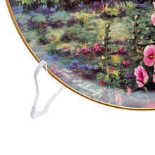 Load image into Gallery viewer, Assiette Franklin Mint – &quot;Hollyhock Cottage&quot; par Violet L. Schwenig – Edition limitée, années 1970-1990 Le Charme des Violettes - Brocante en ligne
