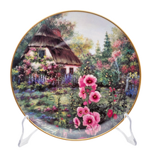 Load image into Gallery viewer, Assiette Franklin Mint – &quot;Hollyhock Cottage&quot; par Violet L. Schwenig – Edition limitée, années 1970-1990 Le Charme des Violettes - Brocante en ligne
