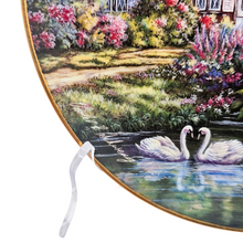 Load image into Gallery viewer, Assiette Franklin Mint – &quot;Cottage at Meadowgate&quot; par Violet L. Schwenig – années 1970-1990 Le Charme des Violettes - Brocante en ligne
