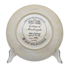Load image into Gallery viewer, Assiette Franklin Mint – &quot;Cottage at Meadowgate&quot; par Violet L. Schwenig – années 1970-1990 Le Charme des Violettes - Brocante en ligne

