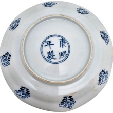 Afbeelding in Gallery-weergave laden, Xangxi (in de smaak van). Blauw-wit Chinees porseleinen bord, Qing-dynastie, 19e eeuw
