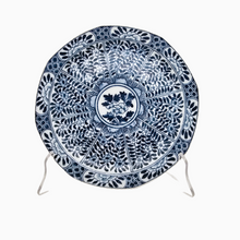 Charger l&#39;image dans la galerie, Xangxi (dans le goût de). Assiette en porcelaine de Chine bleue et blanche, Dynastie Qing, XIXème siècle
