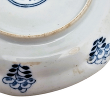 Charger l&#39;image dans la galerie, Xangxi (dans le goût de). Assiette en porcelaine de Chine bleue et blanche, Dynastie Qing, XIXème siècle

