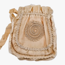 Afbeelding in Gallery-weergave laden, Aumônière de communiante rose poudré en soie et passementerie dans un cadre en verre bombé, années 1890-1910
