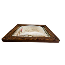 Afbeelding in Gallery-weergave laden, Aumônière de communiante rose poudré en soie et passementerie dans un cadre en verre bombé, années 1890-1910

