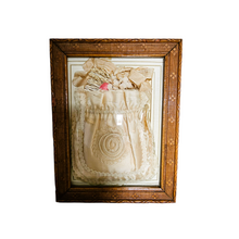 Afbeelding in Gallery-weergave laden, Aumônière de communiante rose poudré en soie et passementerie dans un cadre en verre bombé, années 1890-1910
