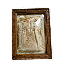 Afbeelding in Gallery-weergave laden, Aumônière de communiante rose poudré en soie et passementerie dans un cadre en verre bombé, années 1890-1910
