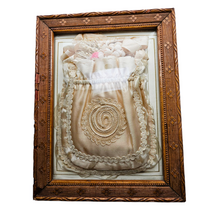 Afbeelding in Gallery-weergave laden, Aumônière de communiante rose poudré en soie et passementerie dans un cadre en verre bombé, années 1890-1910
