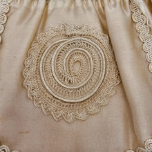 Afbeelding in Gallery-weergave laden, Aumônière de communiante rose poudré en soie et passementerie dans un cadre en verre bombé, années 1890-1910
